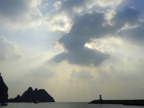 Sun and cloud over Hongdo